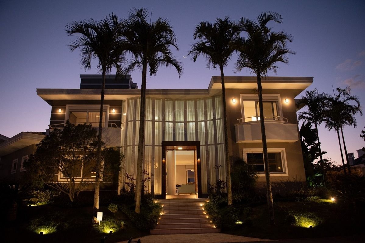 Casa em Jurerê Internacional — 4 suítes, mobiliada