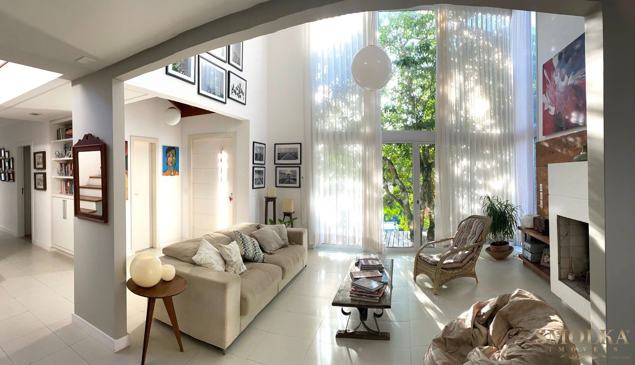 Casa em Sambaqui — 2 suítes, terreno de 1.162m²
