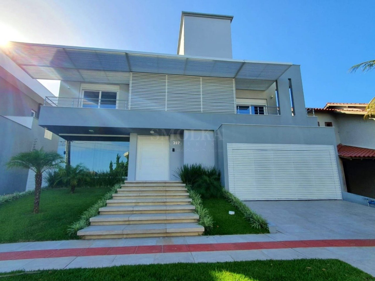 Casa em Jurerê Internacional — 3 suítes, arquitetura moderna
